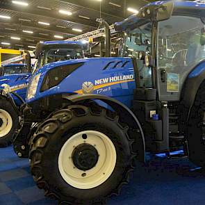 Op de landbouwbeurs zijn opnieuw veel trekkers te bewonderen, zoals de blauwe trekkers van New Holland.