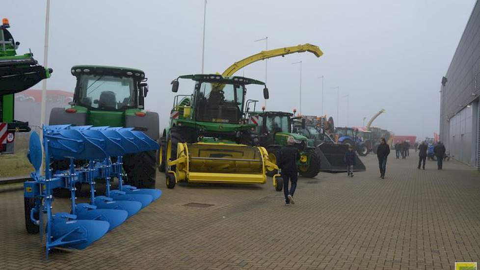 Ook op het buitenterrein is veel te zien. Zo staan er veel trekkers en grote werktuigen.