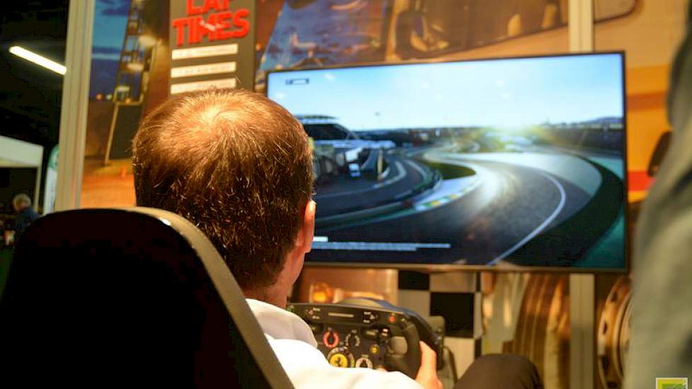 In de stand van  OK|Oliecentrale kunnen bezoekers racen in een F1 race-simulator.