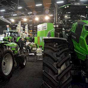 En ook een andere groene trekker, Deutz Fahr is aanwezig.