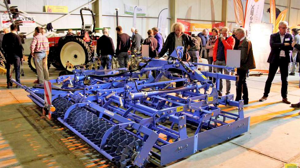 Het 'blauw' van Lemken was met meerdere grondbewerkingsmachines prominent aanwezig.