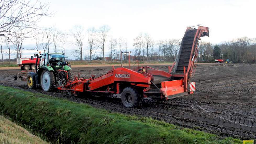 De rooiklus aan de Westermeerweg wordt geklaard met twee omgebouwde aardappelrooiers.