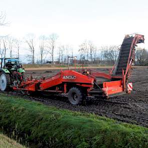 De rooiklus aan de Westermeerweg wordt geklaard met twee omgebouwde aardappelrooiers.