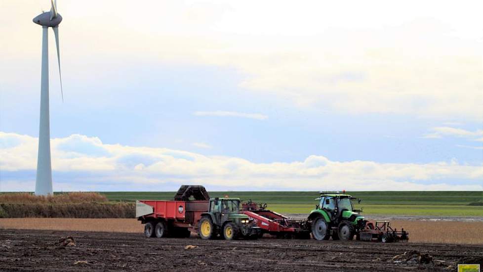 In totaal omvat het bedrijf van de gebroeders zo’n 100 hectare. „Waarvan 90 hectare in de Noordoostpolder en de rest op gronden in de zogeheten buitengebieden in Drenthe en Overijssel”, antwoordt Theo de Wit vanaf de rooier. “Wij doen een gedeelte contrac