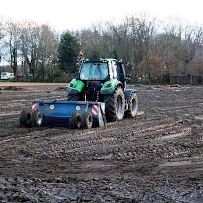 Na het rooien wordt het land meteen ook weer vlak geschoven. De Wit: „Je wil tenslotte het land ook weer netjes achterlaten en niet dat er water op een plek blijft staan.”