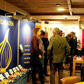 Uientelers konden in de pauze voor hun rassenkeuze terecht bij de aanwezige zaadleveranciers.