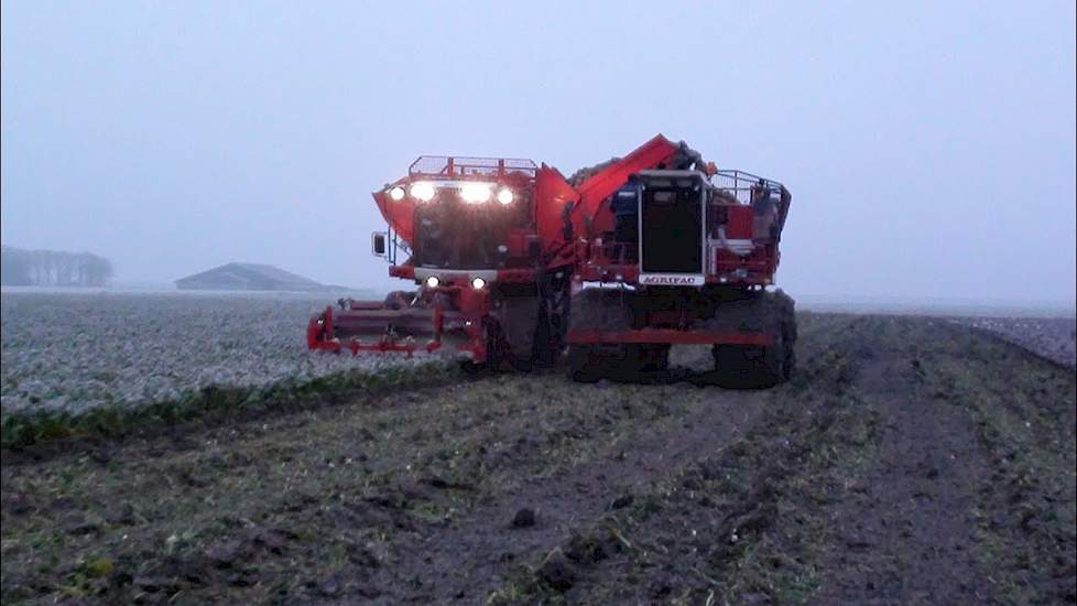 Bieten rooien 2017 onder natte omstandigheden met overlaadwagen Agrifac LightTraxx en ZA215