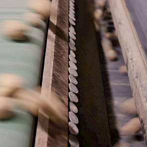 In de kluitenscheider worden de ijzeren deeltjes in de kluiten op een magnetisch veld magnetisch gemaakt. De scheider ‘herkent’ de kluiten en schiet ze er uit.