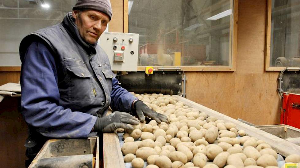 In het leeshok is Lukas Kloosterman aan het werk.