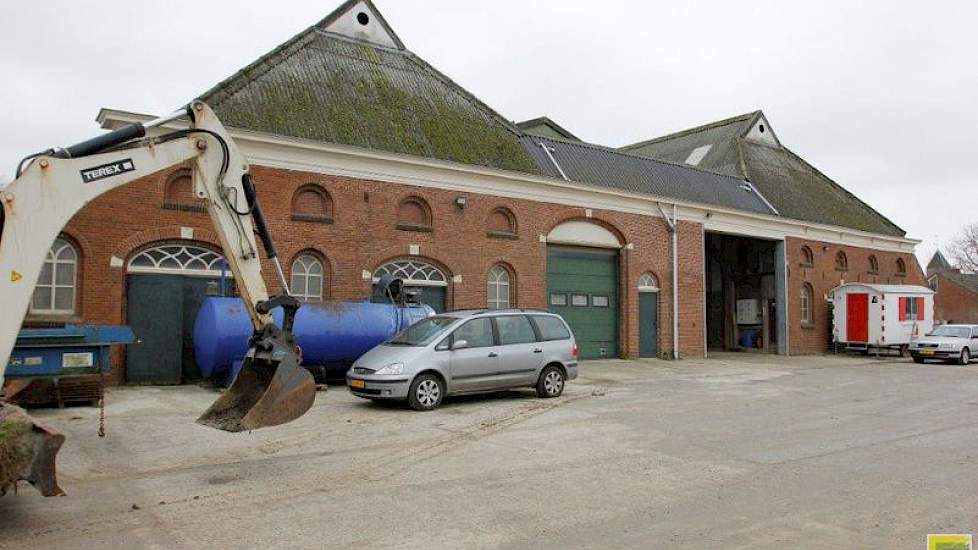 Oorspronkelijk zat tussen beide schuren een krimp, maar die is rond de eeuwwisseling  verhoogd. Sinds die tijd hebben beide schuren één grote achtergevel met een brede roldeur. Met oog voor het verleden heeft Gesink er op toegezien dat beide gevels in één