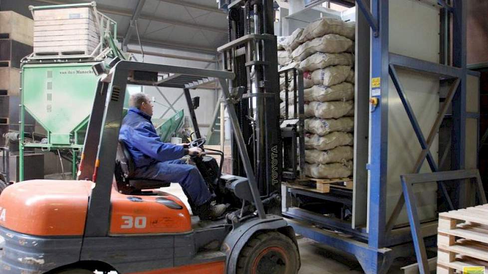 Van den Manacker heeft een akkerbouwbedrijf van 80 hectare, waarvan bijna 30 hectare pootgoed. Daarnaast sorteert de teler pootgoed voor derden, waaronder voor collega Van Maldegem. Ook verzorgen ze het opzakken en de koeling van aardappelen voor derden.