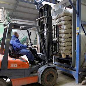 Van den Manacker heeft een akkerbouwbedrijf van 80 hectare, waarvan bijna 30 hectare pootgoed. Daarnaast sorteert de teler pootgoed voor derden, waaronder voor collega Van Maldegem. Ook verzorgen ze het opzakken en de koeling van aardappelen voor derden.