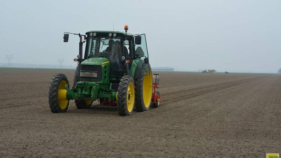 Om de machine te leren kennen en om alle kinderziektes er uit te halen, doen ze het zaaiwerk samen.