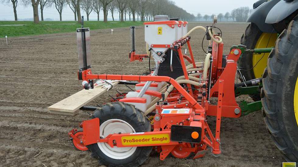 De maatschap Schouten teelt alle uien vrij. Dat kan een risico zijn, weet Thijs. ‘Maar dat hoort hij de uienteelt’, lacht hij.