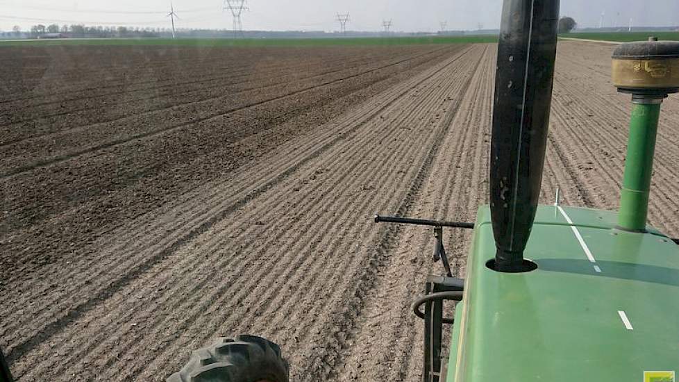 De trekker reed op een spoorbreedte van 2,25 meter