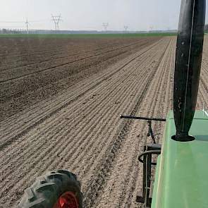 De trekker reed op een spoorbreedte van 2,25 meter