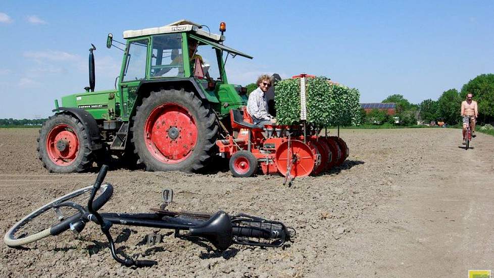 Het personeel voor de plantmachine arriveert. Rijk plant nu voor het eerst met een voor hem nieuwe machine: „Ik heb hem overgekocht van een stoppende teler uit Noord-Holland.”