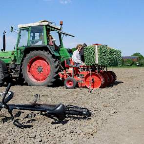 Het personeel voor de plantmachine arriveert. Rijk plant nu voor het eerst met een voor hem nieuwe machine: „Ik heb hem overgekocht van een stoppende teler uit Noord-Holland.”