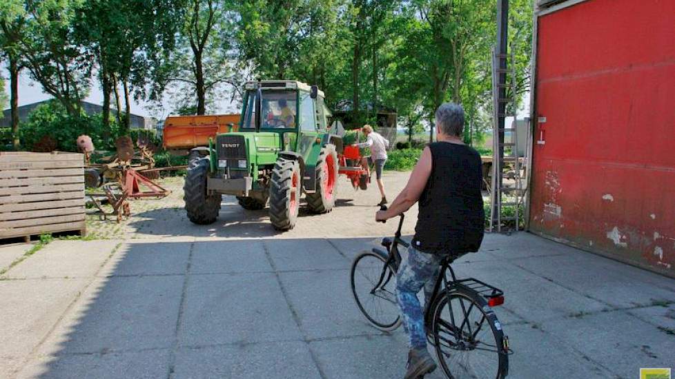 Vertrek naar het land om te gaan planten. Echtgenote Hennie gaat op de fiets.