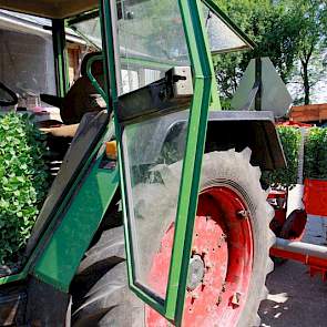 Het bevoorraden van de plantmachine en trekker bij huis. Rijk: „We telen dit jaar vier rassen bloemkool: Toledo, Sevilla, Liria en Skywalker.”