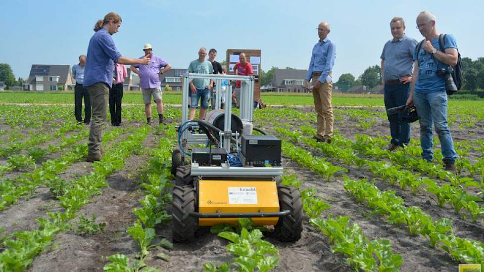 Deze machine is in slechts twee maanden gebouwd. De grootste klus is nu het verzamelen van data: afbeeldingen van bietenplanten die de computer moet leren kennen, zegt Lodewijk Voorhoeve (links).