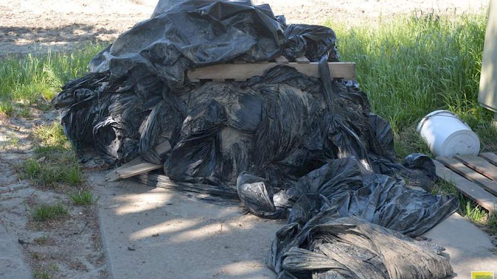 Westerdijk heeft ook geëxperimenteerd met biofumigatie en inundatie. Een groot praktisch probleem hierbij vindt hij de grote berg plastic die overblijft aan het eind van het seizoen. Achter op zijn erf ligt een berg zwart bemodderd plastic. „En dit is nog