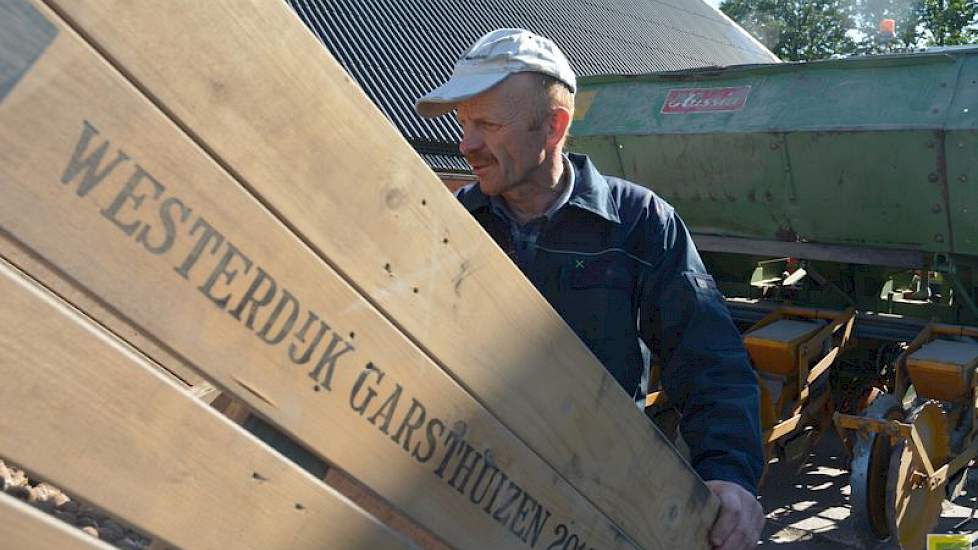 Westerdijk vist voor het poten nog een paar rottende knolletjes uit de kist. „Het is geen bijzonder mooie partij”, geeft hij toe. „Maar ik hoef hier ook niet van te oogsten."