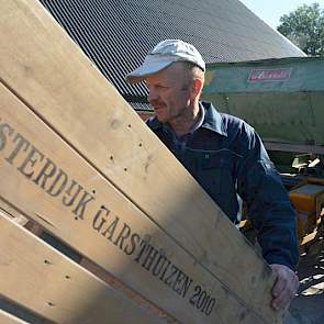 Westerdijk vist voor het poten nog een paar rottende knolletjes uit de kist. „Het is geen bijzonder mooie partij”, geeft hij toe. „Maar ik hoef hier ook niet van te oogsten."