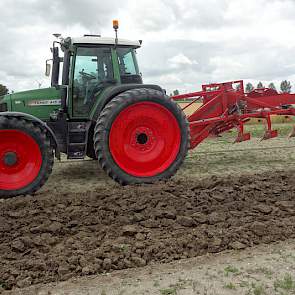 Een trekker van 80 pk is voldoende om de voorloze ploeg te trekken.