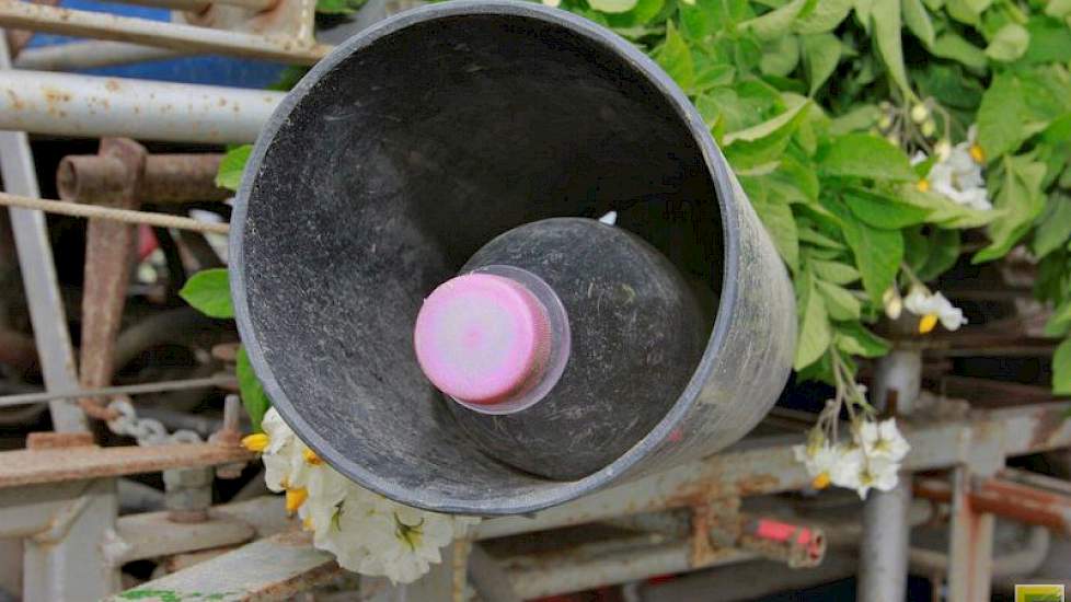 Naast elke stoel is een stuk regenpijp gemonteerd waar een fles water in ligt. Tevens is bij beide stoelen een buis bevestigd waar een parasol in kan worden gestoken. Maar in de praktijk doen ze dat niet zo vaak, zegt Klaas Jan Hoff. ‘We zitten dan zelf w