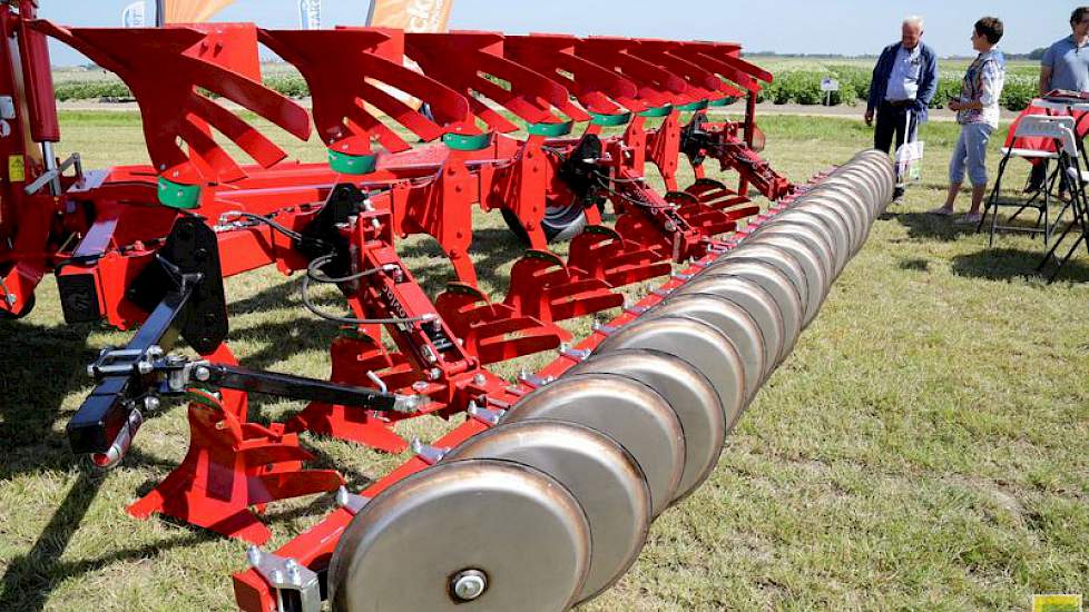 Ook waren er werktuigen te bekijken. Broere Beregening demonstreerde druppelirrigatie-apparatuur werkzaam op solar energy,  Kamps de Wild toonde haar Amazone spuit op het erf. Ook CHD Eefting Landbouwspuitmachines BV was met een machine aanwezig. Bij Koec