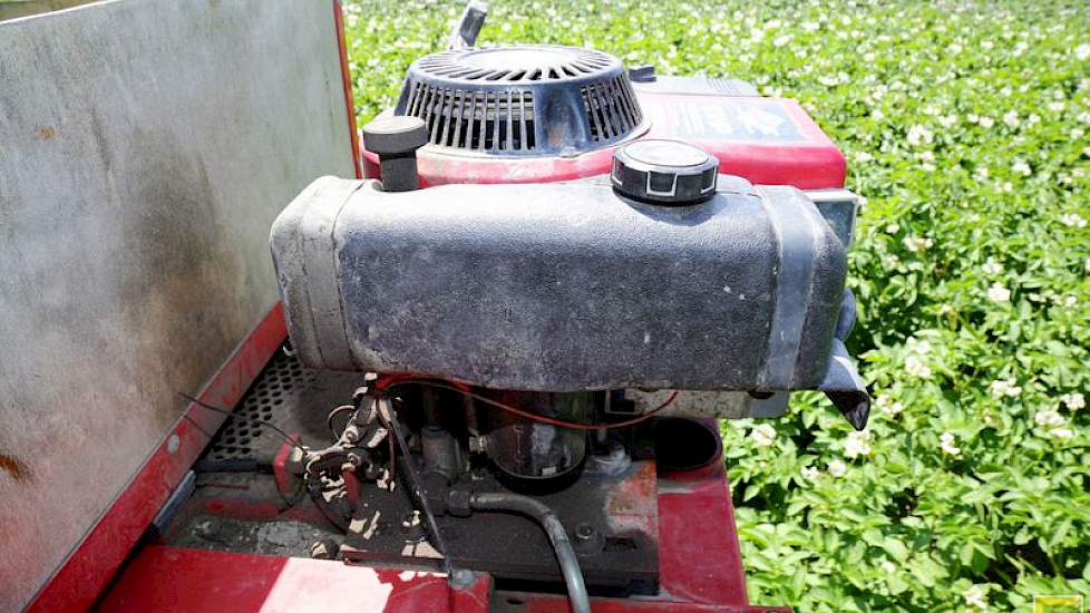 De Steketee selectiekar rijdt op benzine. De mannen hebben altijd een jerrycan met 5 liter benzine mee, om onderweg te kunnen tanken. 'Zo kunnen we een dag vooruit.'