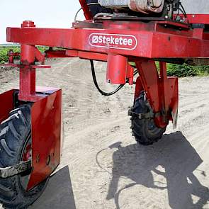 Het achterwiel van de driewieler hebben de neven laten verplaatsen, zodat hij nu in hetzelfde spoor rijdt als één van de voorwielen. Hierdoor is er minder schade aan het loof, zeker als het gewas wat voller wordt, aldus Leijten.