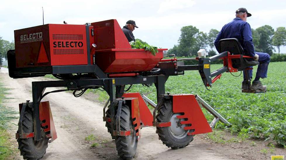 Hellinga wilde graag een vierwielige kar met het oog op de stabiliteit. Bovendien heeft een vierwiel aangedreven machine net wat meer kracht. ‘Je komt overal het gewas door, ook als het wat vochtig is.’ Deze machine heeft hogere wielen dan standaard, zegt