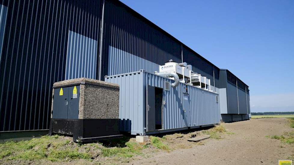 De koelinstallatie is buiten de loods in een container geplaatst. Dit had als voordeel dat de complete installatie bij de fabriek opgebouwd kon worden. „Door de gehele koeltechniek buiten het gebouw te plaatsen heb je geen last van lawaai en ongewenste wa