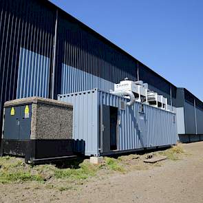 De koelinstallatie is buiten de loods in een container geplaatst. Dit had als voordeel dat de complete installatie bij de fabriek opgebouwd kon worden. „Door de gehele koeltechniek buiten het gebouw te plaatsen heb je geen last van lawaai en ongewenste wa