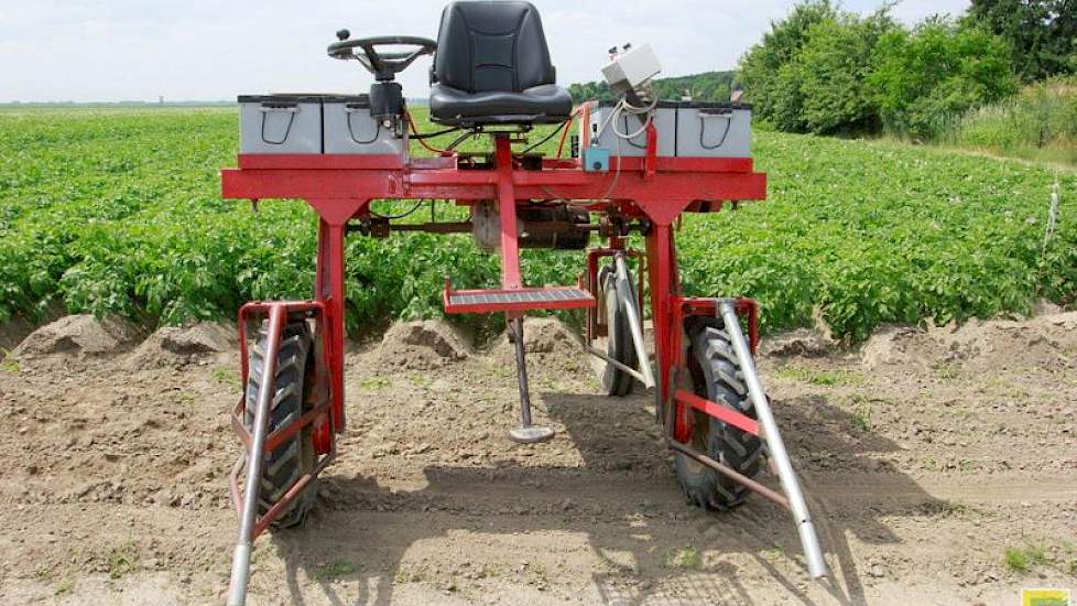 Het achterwiel is uit het midden naar de zijkant verplaatst, waardoor het in het spoor van een voorwiel rijdt. 'Zo loopt hij makkelijker en het loof raakt minder beschadigd.'