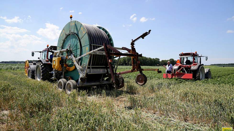 Van de 50 hectare aardappels werd het volgens Jan-Jaap voor 10 hectare hoog tijd dat ze extra water kregen. „Die hadden het extreem droog en datzelfde geldt voor 8 hectare uien. Ook het pootgoed, totaal 7 hectare, hebben we beregend vanuit een eigen bron.