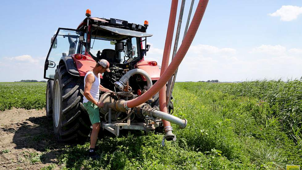 Voor het beregenen maakt de maatschap gebruik van drie trekkers, allemaal Valtra’s. Naast een pomptrekker, is er een trekker om de slang van de haspel uit te trekken en eentje die de haspel verplaatst. Jan-Jaap: „Dat beregenen kost ons een hoop gasolie. N