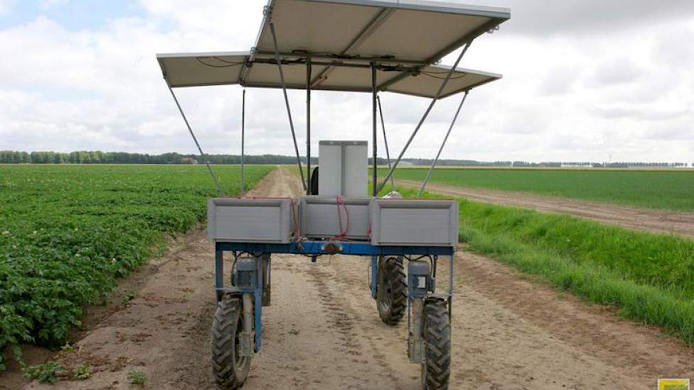 Daarnaast is de kar voorzien van zes zonnepanelen. Deze zorgen voor net dat extra beetje elektriciteit, zodat hij in combinatie met de accu’s een hele dag kan rijden.