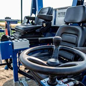 De stoelen zijn hydraulisch in hoogte en naar de zijkanten verstelbaar. „Een groot voordeel ten opzichte van mijn vorige kar. Toen moesten we dat handmatig doen, dat was veel werk.”