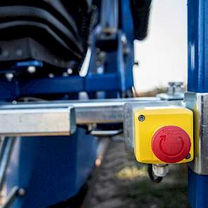 Beide stoelen zijn voorzien van een dodemansknop die de motor stopt in geval van calamiteiten.