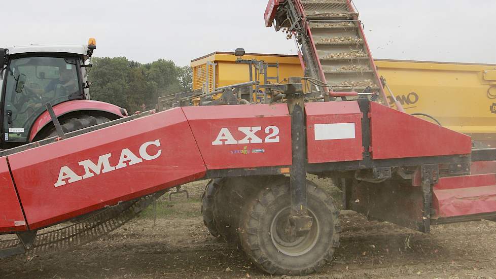 Dit systeem (niet zichtbaar op de foto’s) werkt met twee weegcellen onder de afvoerband op het achterste deel van de wagenrooier. In combinatie met het RTK-GPS-systeem wordt zo het exacte aantal tonnen per hectare berekend.