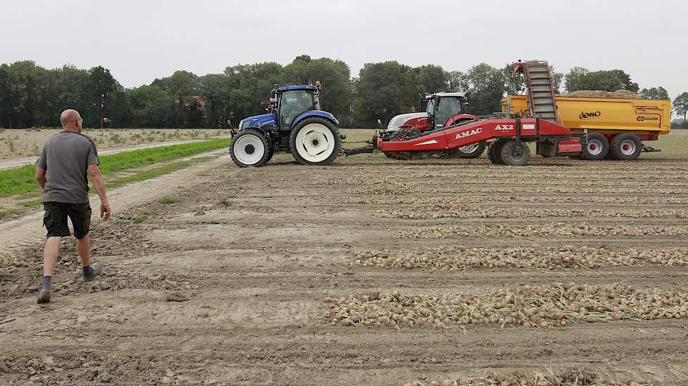 Akkerbouwer Koos Sturm (links) in Ens laadde afgelopen week op een perceel van 14 hectare zijn onlangs gerooide uien. In het kader van het project Nationale Proeftuin Precisielandbouw en het eeuwenoude gezegde ‘meten is weten’ heeft Sturm dit jaar zijn wa