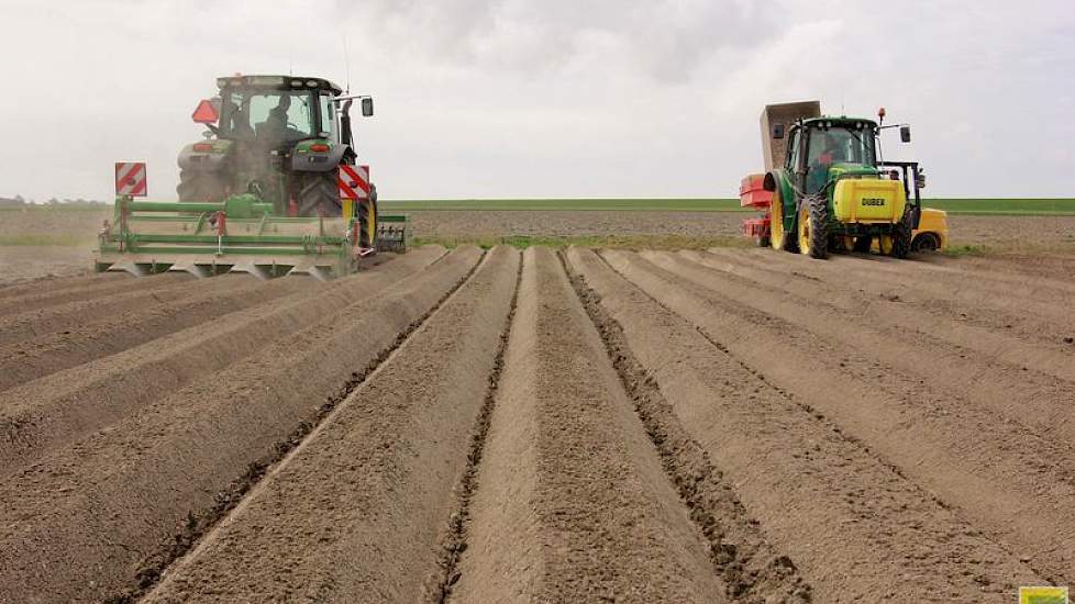 De maatschap is afgelopen weekeinde al begonnen met poten en ook op zondag ging het werk door. ‘Het was toen mooi weer, je moet de kansen grijpen als ze er zijn’, zegt Melvin Houtsma.