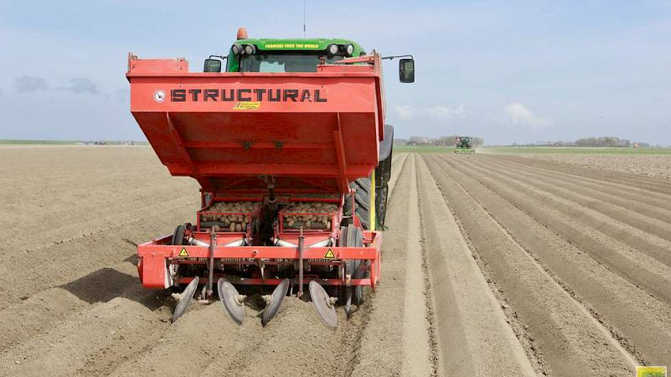 Vader Thijs Houtsma rijdt op de tweerijige Structural-pootmachine.