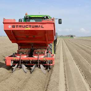 Vader Thijs Houtsma rijdt op de tweerijige Structural-pootmachine.