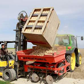 Melvin Houtsma zorgt met zijn heftruck voor de bevoorrading van het pootgoed van de boerderij naar het land.