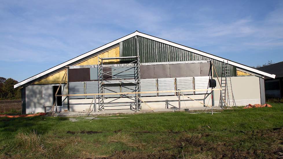 Huisman koos net als in zijn andere stallen voor 100-procent lengteventilatie vanwege zijn goede ervaringen. „Vroeger had ik ook nokventilatie in een stal en lagen de stookkosten een stuk hoger. Bij lengteventilatie moet de lucht die vooraan binnenkomt ee