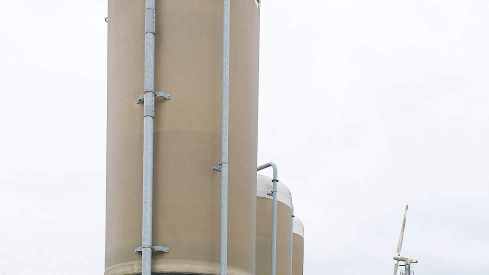 De tarwesilo bij de nieuwste stal beschikt over een kiepbak en elevator zodat de pluimveehouders met hun eigen kipper de tarwe zelf in de silo kunnen brengen.